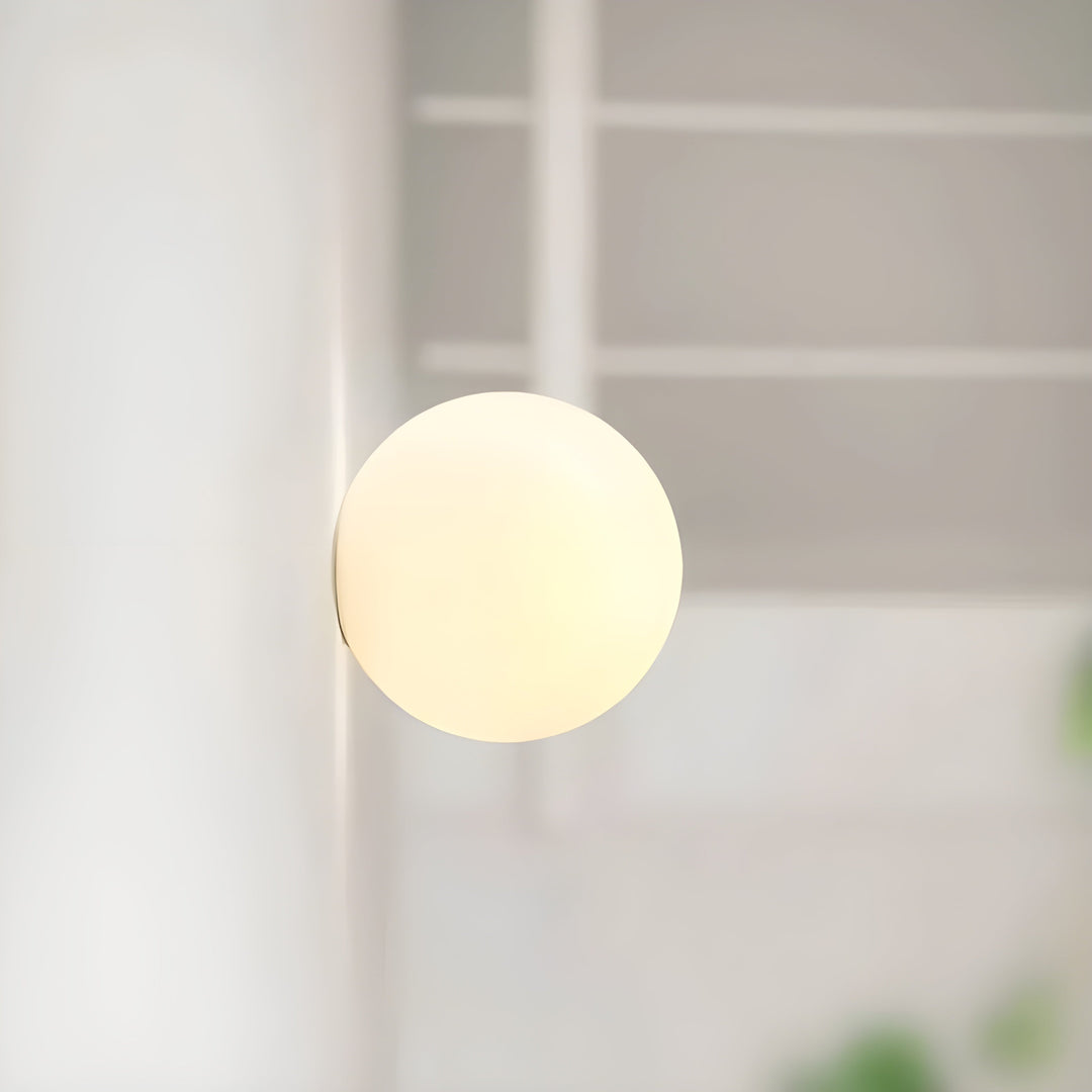 GlasAura Vegglampe med Matt Glasskule og Metallbase | Luvikno