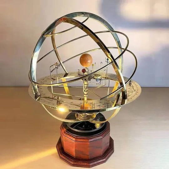 KosmosMaster Grand Orrery – Håndlaget solsystemmodell med 28 måner og 9 planeter | Luvikno