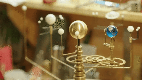 KosmosMaster Grand Orrery – Håndlaget solsystemmodell med 28 måner og 9 planeter | Luvikno