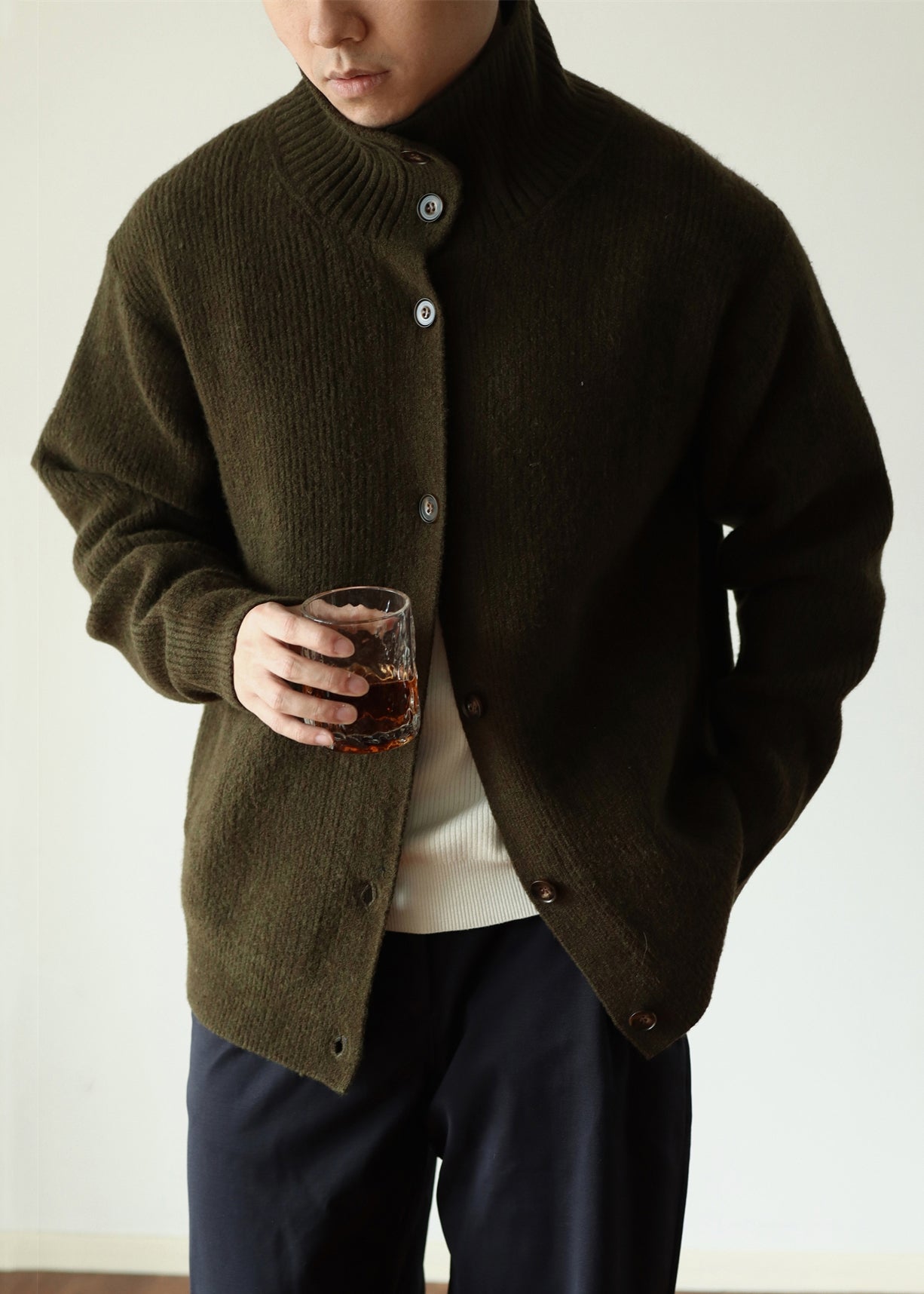 Luvik | Miehille tarkoitettu mukava villainen talvitakki, joka on korkeakauluksellinen