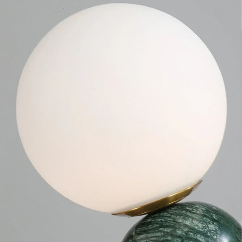 Moderne Marmor Bordlampe med Rund Glass, Elegant Stuebelysning | Luvikno