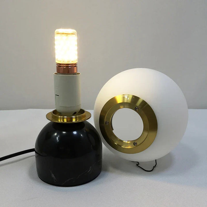 Moderne Marmor Bordlampe med Rund Glass, Elegant Stuebelysning | Luvikno