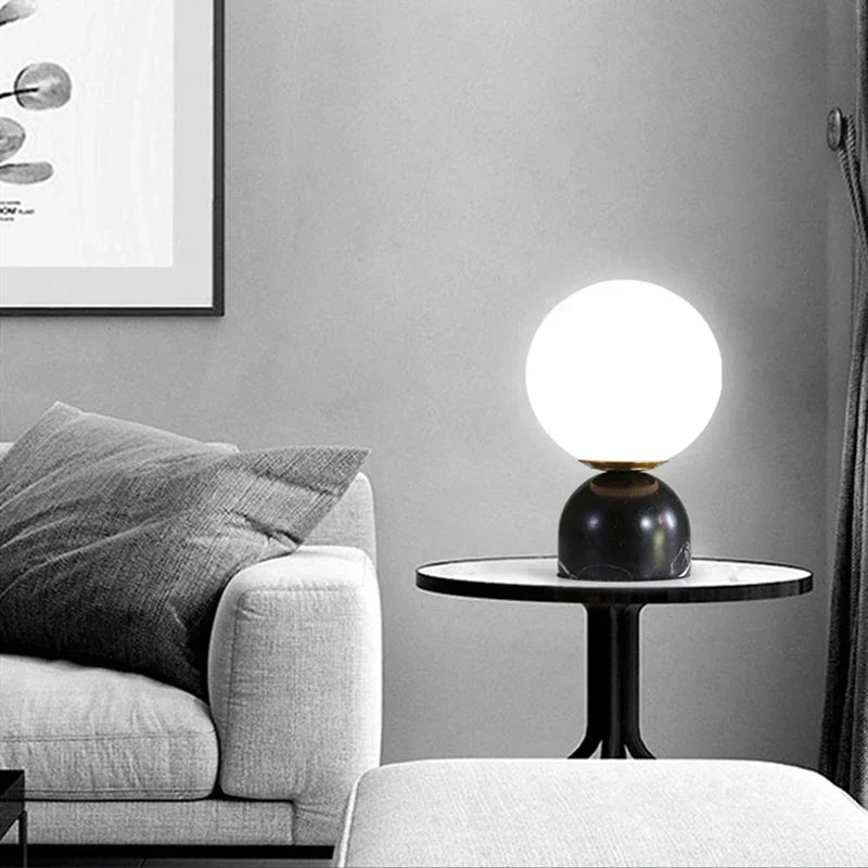 Moderne Marmor Bordlampe med Rund Glass, Elegant Stuebelysning | Luvikno