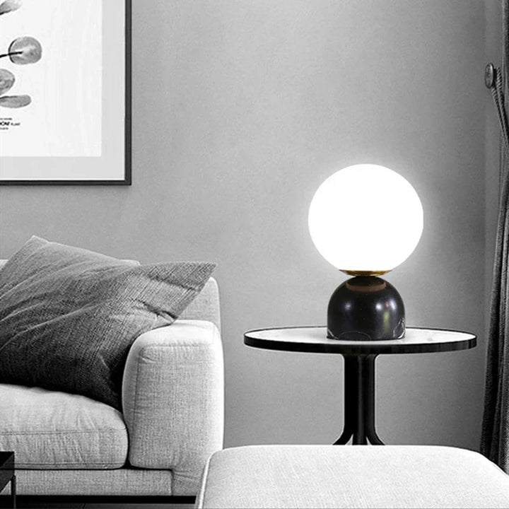 Moderne Marmor Bordlampe med Rund Glass, Elegant Stuebelysning | Luvikno