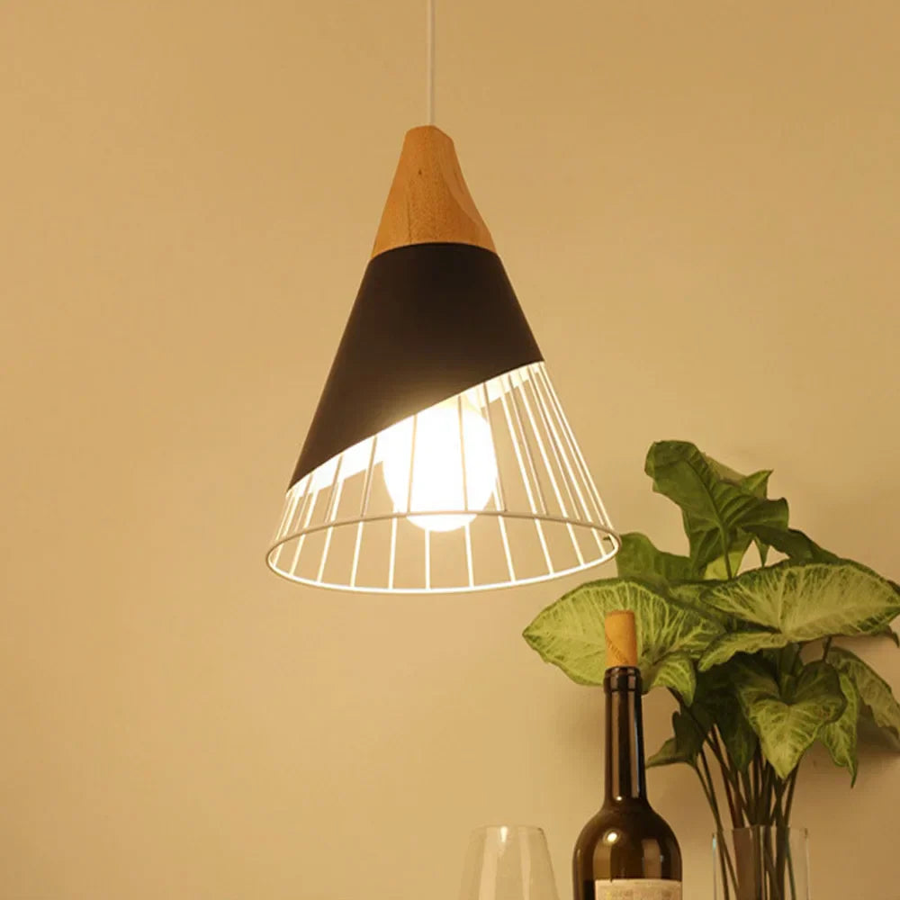 Vintage pendellampe med kabel – Industriell hengelampe laget av metall og tre | Luvikno