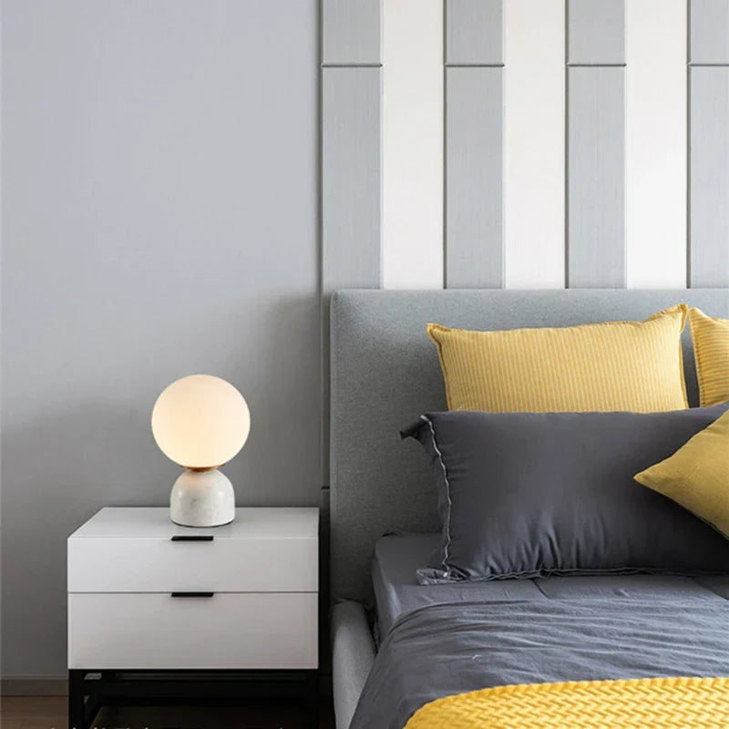 Moderne Marmor Bordlampe med Rund Glass, Elegant Stuebelysning | Luvikno