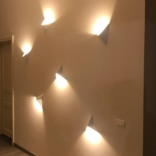 Minimalistisk Triangulær LED Vegglampe | Moderne Design i Svart/Hvit | Perfekt for Stue og Bad | Luvikno