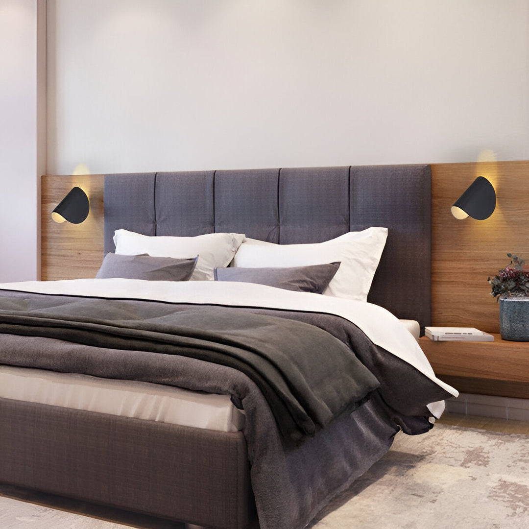 Luvikno | Svingbar Metallvegglampe med Bøyd Design, Ideell for Ethvert Rom