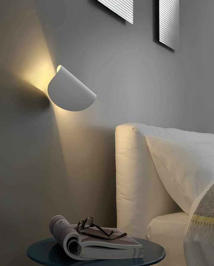 Luvikno | Svingbar Metallvegglampe med Bøyd Design, Ideell for Ethvert Rom