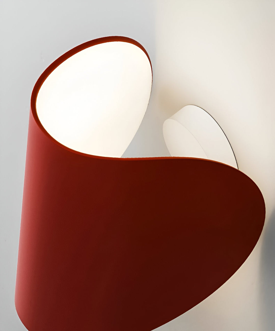 Luvikno | Svingbar Metallvegglampe med Bøyd Design, Ideell for Ethvert Rom