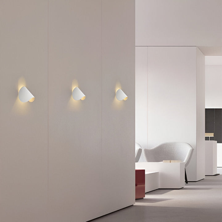 Luvikno | Svingbar Metallvegglampe med Bøyd Design, Ideell for Ethvert Rom