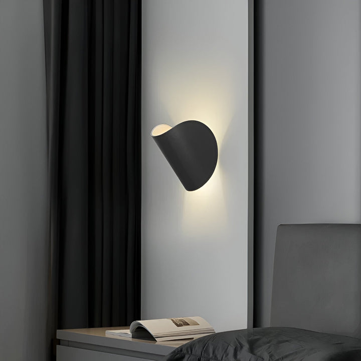 Luvikno | Svingbar Metallvegglampe med Bøyd Design, Ideell for Ethvert Rom
