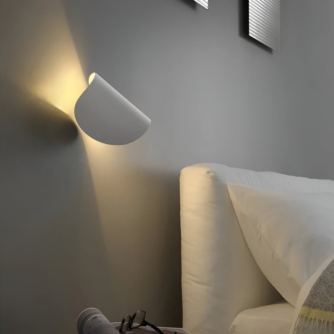Luvikno | Svingbar Metallvegglampe med Bøyd Design, Ideell for Ethvert Rom