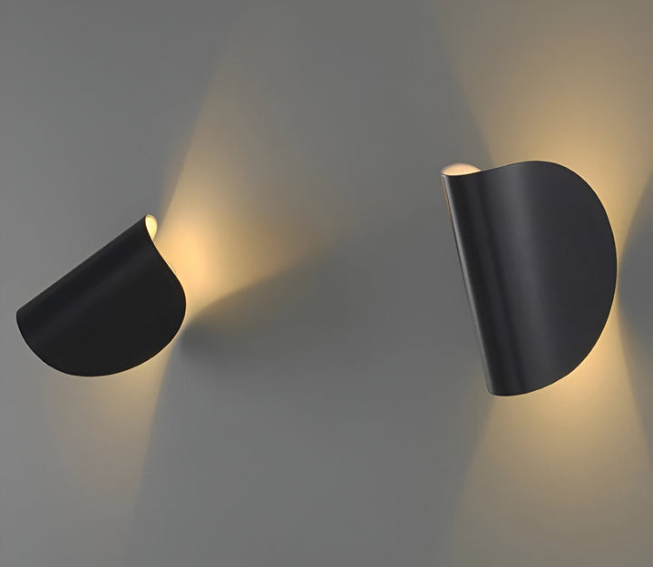 Luvikno | Svingbar Metallvegglampe med Bøyd Design, Ideell for Ethvert Rom