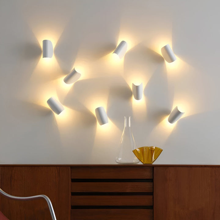 Luvikno | Svingbar Metallvegglampe med Bøyd Design, Ideell for Ethvert Rom