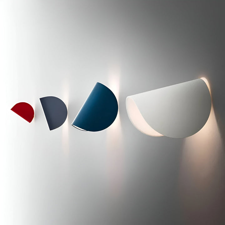 Luvikno | Svingbar Metallvegglampe med Bøyd Design, Ideell for Ethvert Rom