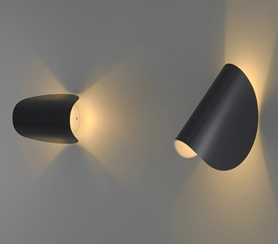 Luvikno | Svingbar Metallvegglampe med Bøyd Design, Ideell for Ethvert Rom