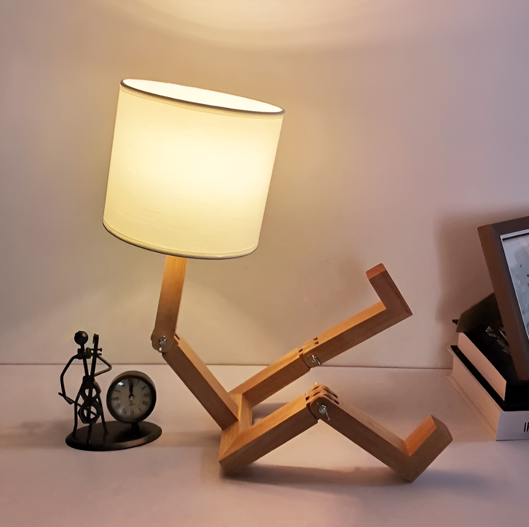 Fleksibel Robot Skrivebord Lampe Laget av Massivt Tre – LumoBot | Luvikno