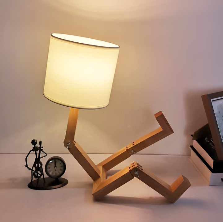 Fleksibel Robot Skrivebord Lampe Laget av Massivt Tre – LumoBot | Luvikno