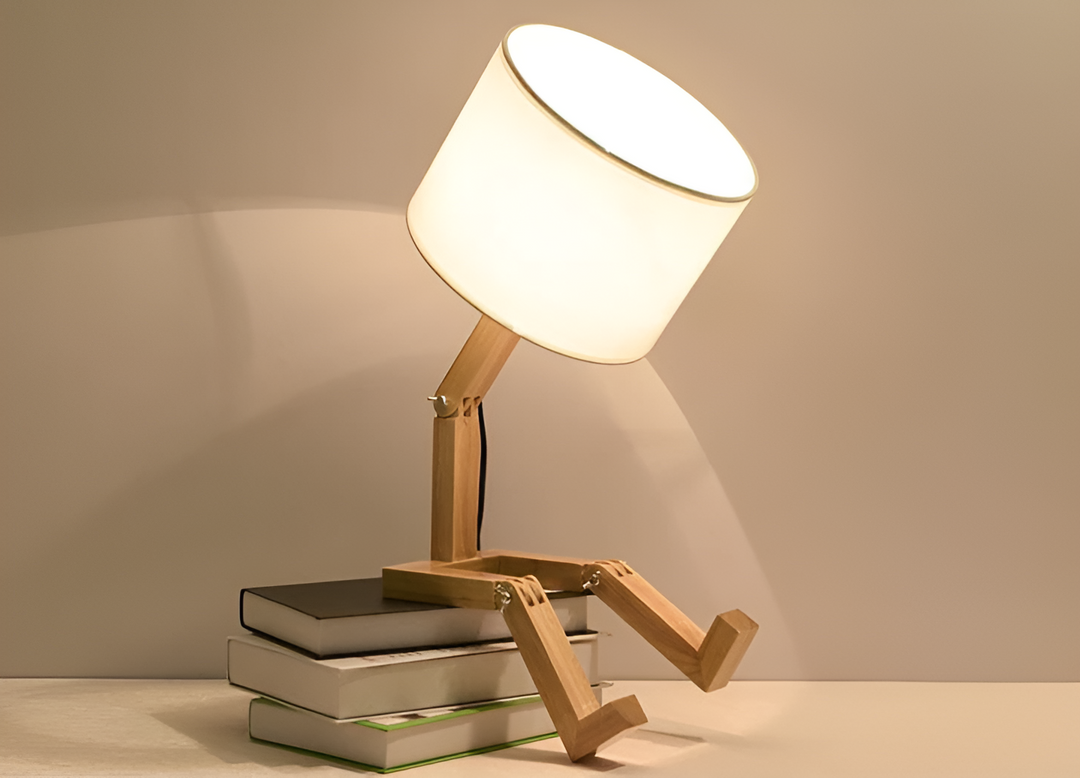 Fleksibel Robot Skrivebord Lampe Laget av Massivt Tre – LumoBot | Luvikno
