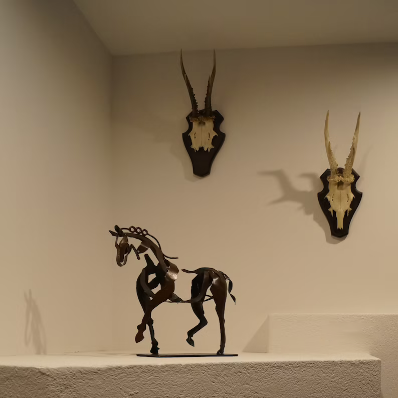 RustGlow - Abstrakt Rust Hest Skulptur med LED Lys Bolle