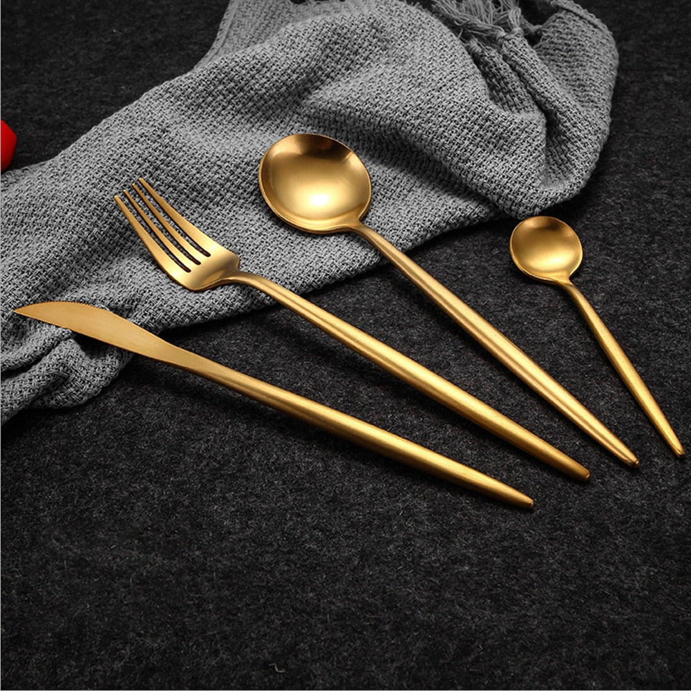 Arya Gold Bestikksett – Elegant Enkelhet i Gull | Luvikno