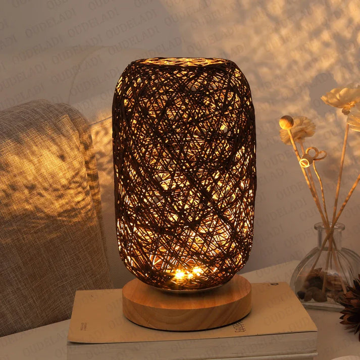 Luvikno | HolzLuma LED Bordlampe | Laget for hånd av tre og tau | Varm hvitt lys | For soverom og stue