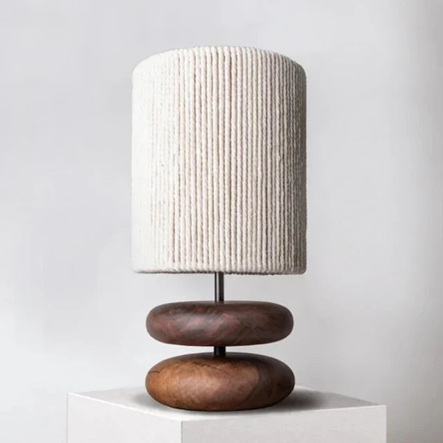 Rustikk bordlampe laget av valnøtttre med lin skjerm – Naturlig belysning for stue | Luvikno