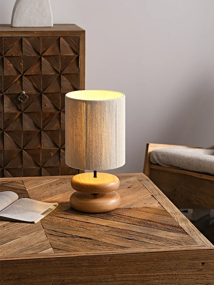 Rustikk bordlampe laget av valnøtttre med lin skjerm – Naturlig belysning for stue | Luvikno