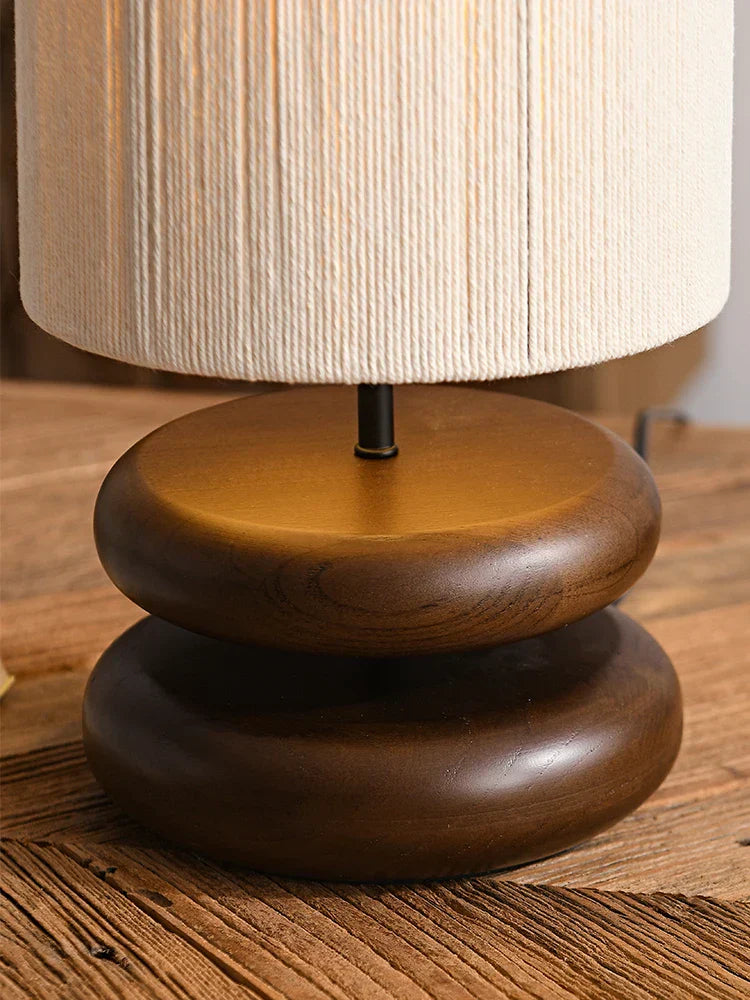 Rustikk bordlampe laget av valnøtttre med lin skjerm – Naturlig belysning for stue | Luvikno