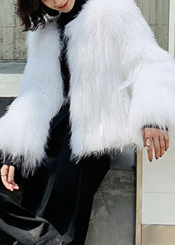 Luvik | Vaalea vihreä tekoturkistakki pesukarhun karvasta pom-pomeilla