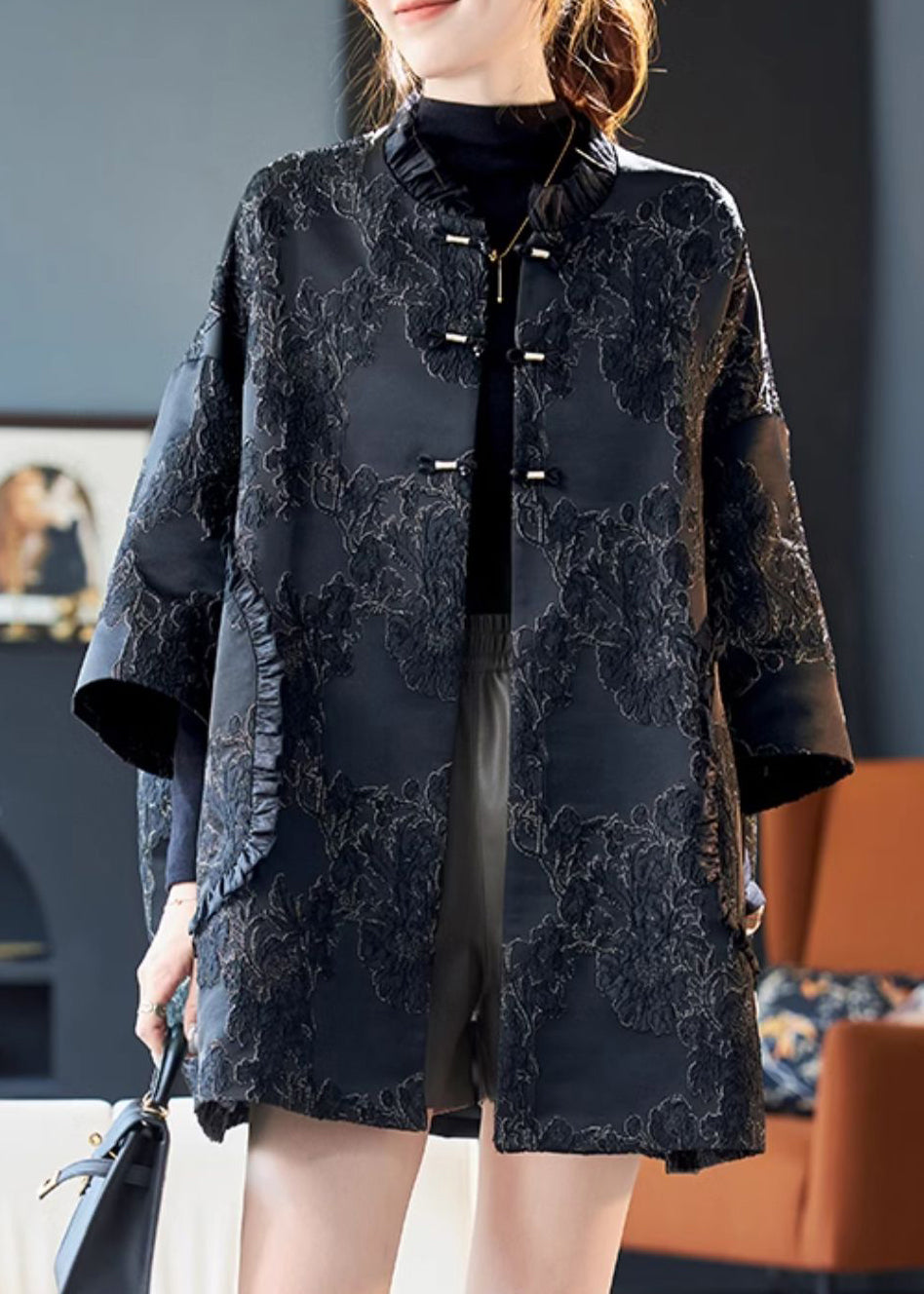 Luvik | Mustat puuvillaiset takit taskuilla ja frillalla, joissa on olkaimet