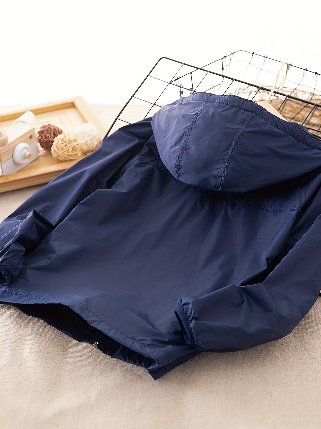 Luvik | Poikien sadetakki hupulla - tyylikäs, käytännöllinen & vedenpitävä