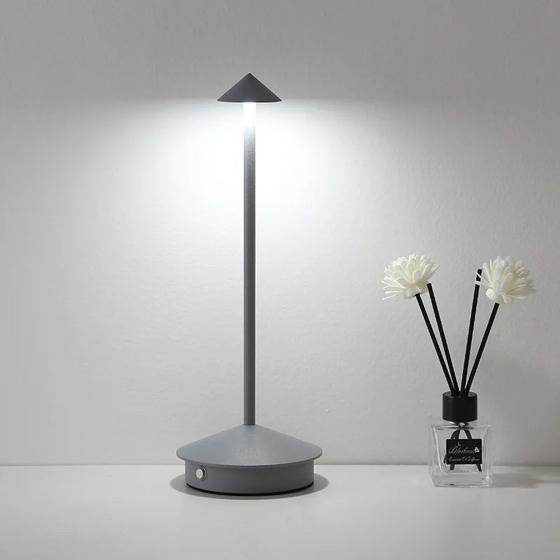 Moderne LED bordlampe med berøringssensor – Dimbar, trådløs og minimalistisk design | Luvikno