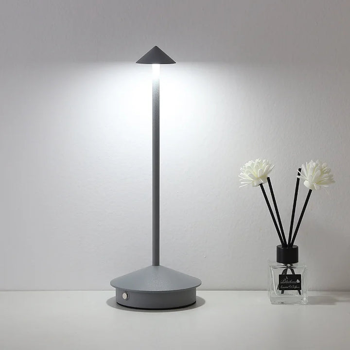 Moderne LED bordlampe med berøringssensor – Dimbar, trådløs og minimalistisk design | Luvikno