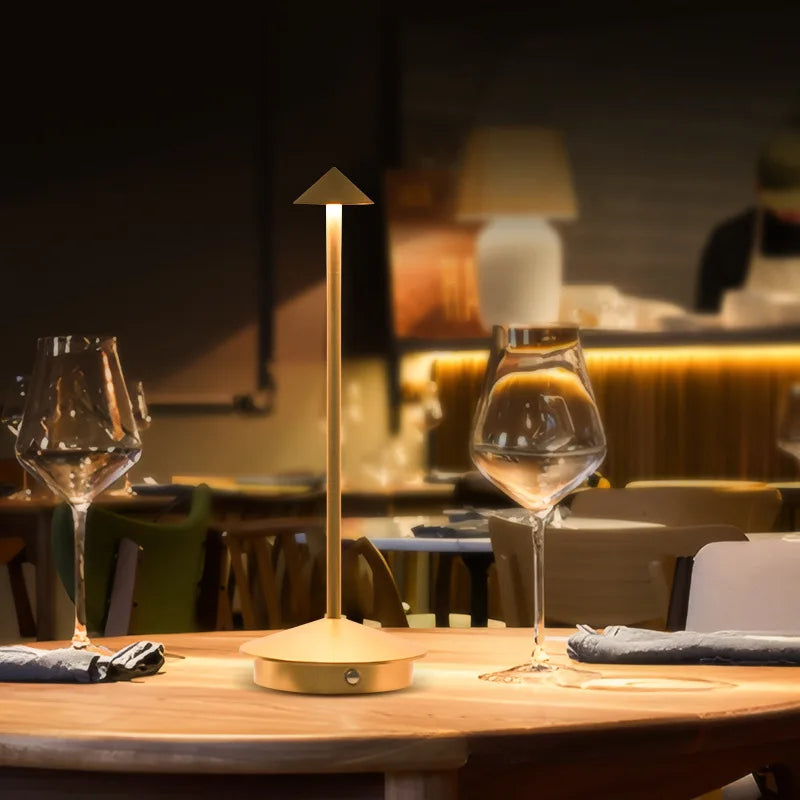 Moderne LED bordlampe med berøringssensor – Dimbar, trådløs og minimalistisk design | Luvikno