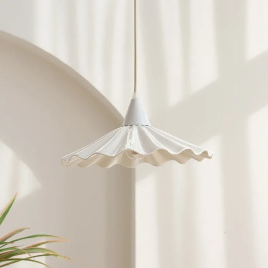 Luvikno | Moderne hvit keramisk pendellampe med unikt ribbet design