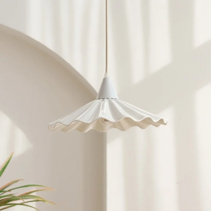 Luvikno | Moderne hvit keramisk pendellampe med unikt ribbet design