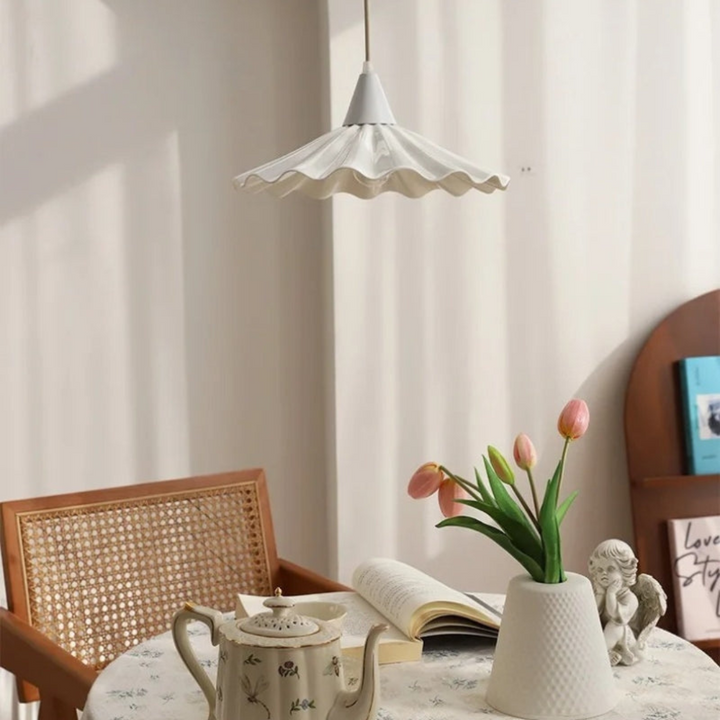 Luvikno | Moderne hvit keramisk pendellampe med unikt ribbet design