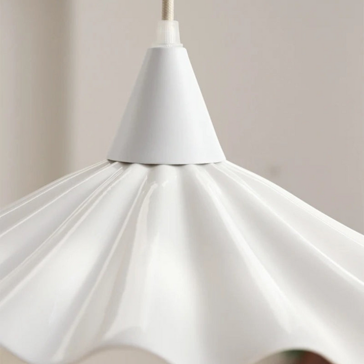 Luvikno | Moderne hvit keramisk pendellampe med unikt ribbet design