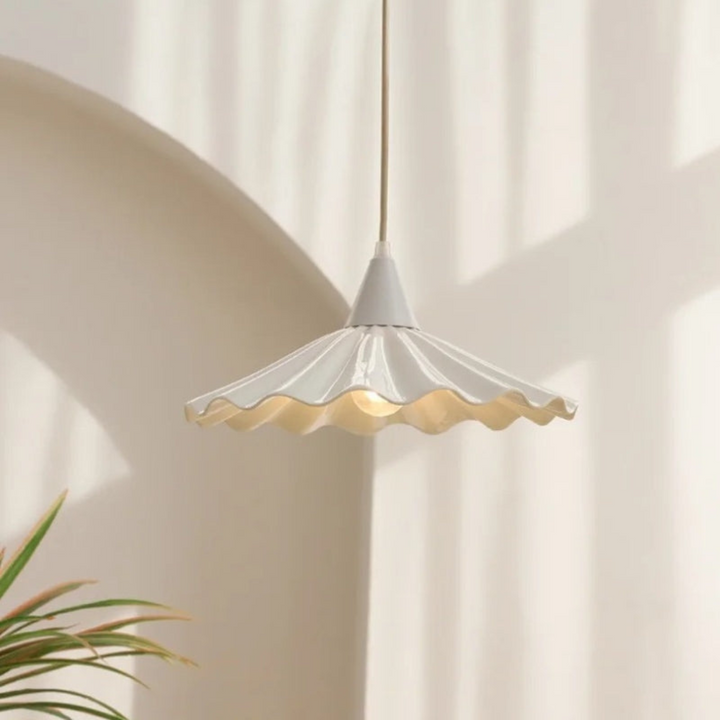 Luvikno | Moderne hvit keramisk pendellampe med unikt ribbet design