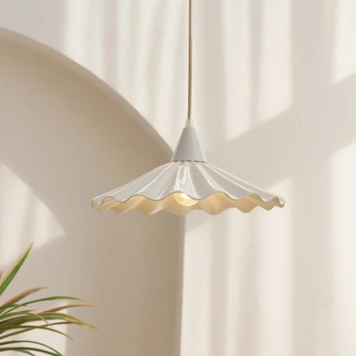 Luvikno | Moderne hvit keramisk pendellampe med unikt ribbet design