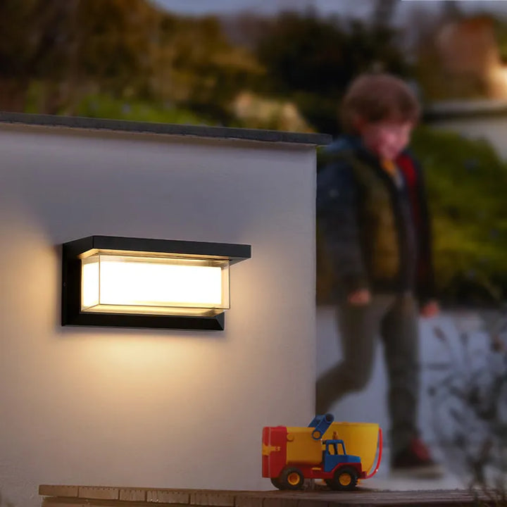 Moderne utendørs vegglampe for hage og terrasse | Luvikno