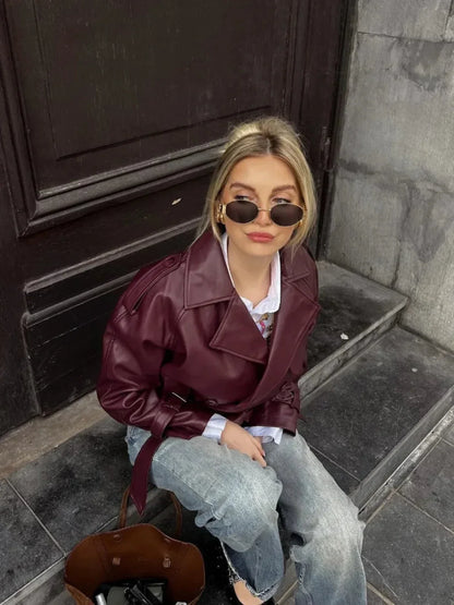 Luvik | Inspiroitu keinonahkainen lentoemäntätakki