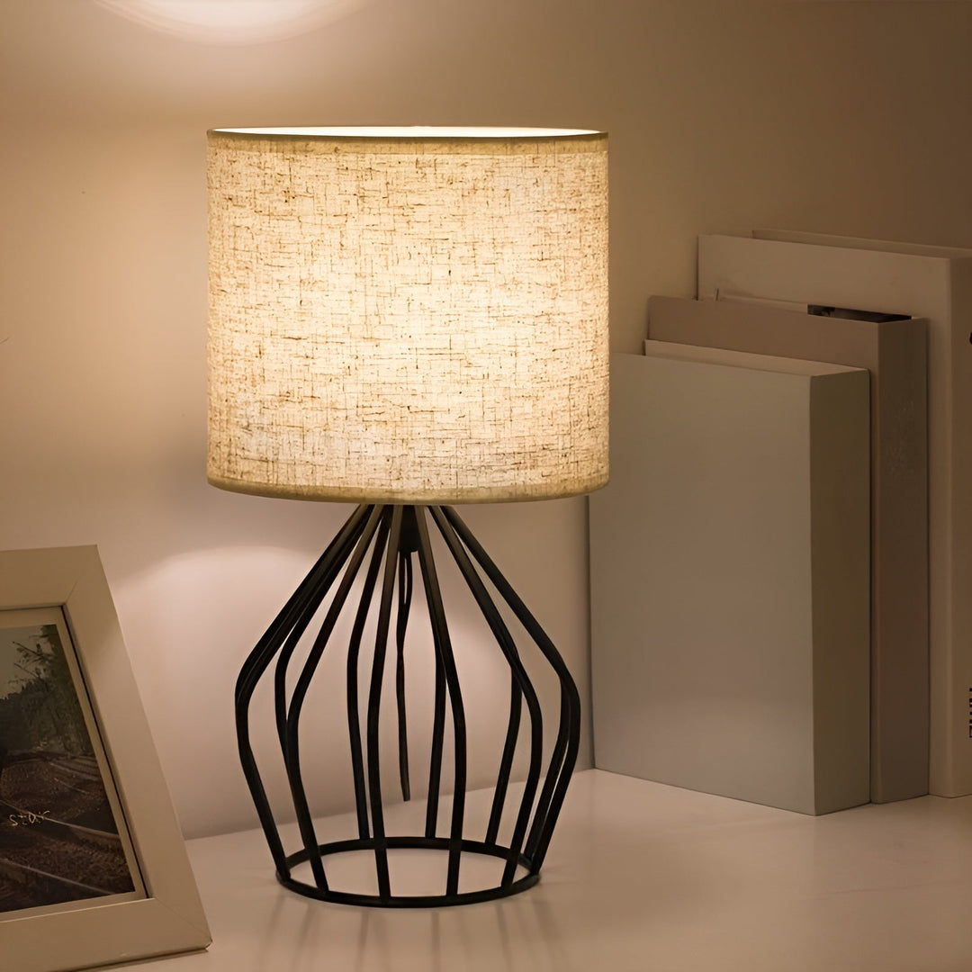 Luvikno | Elegant bordlampe med lin skjerm og metallbase – Perfekt belysning
