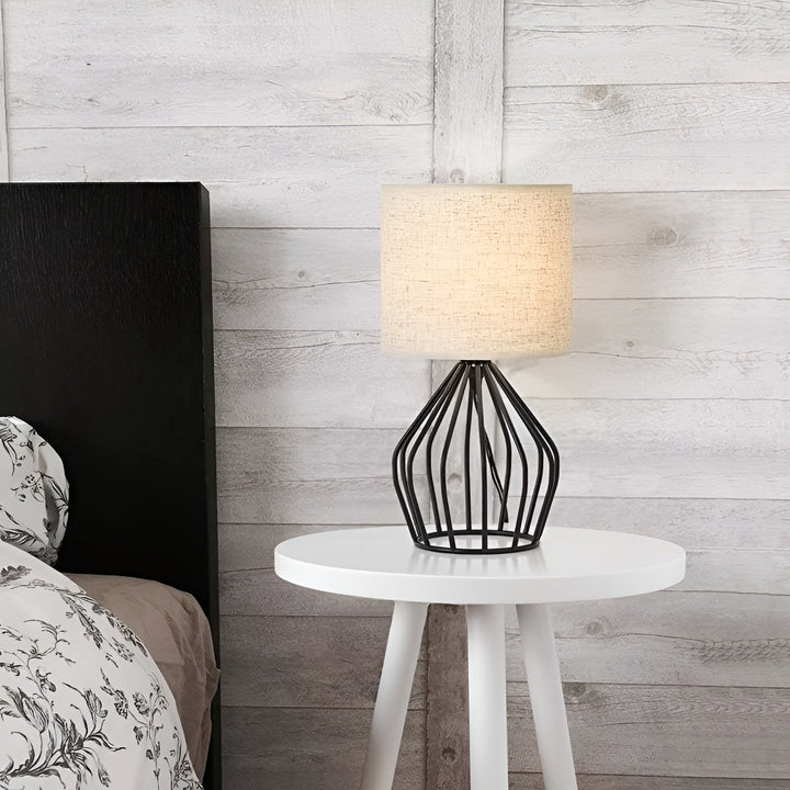Luvikno | Elegant bordlampe med lin skjerm og metallbase – Perfekt belysning