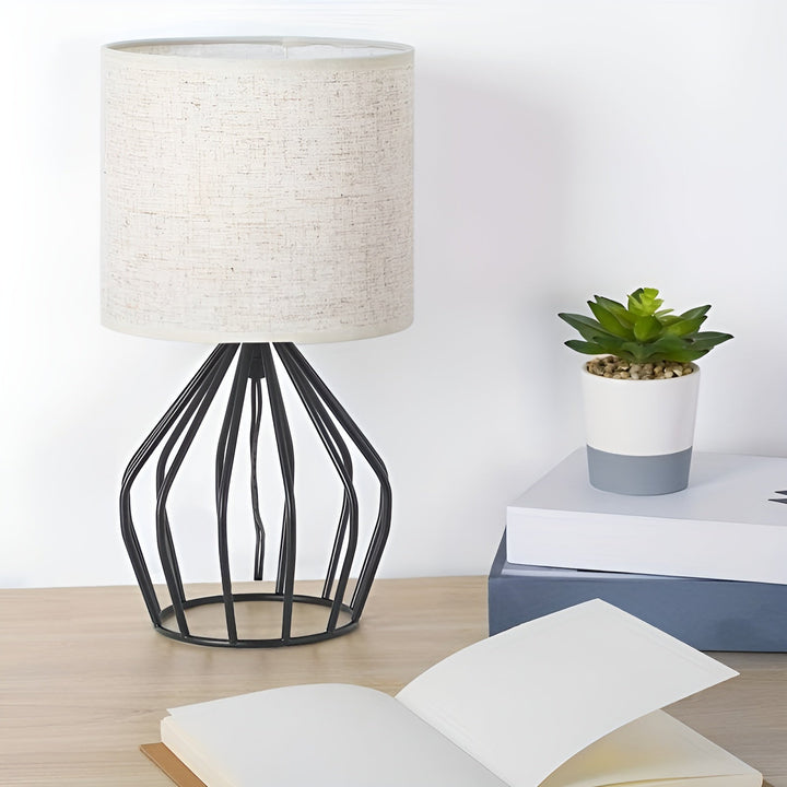 Luvikno | Elegant bordlampe med lin skjerm og metallbase – Perfekt belysning
