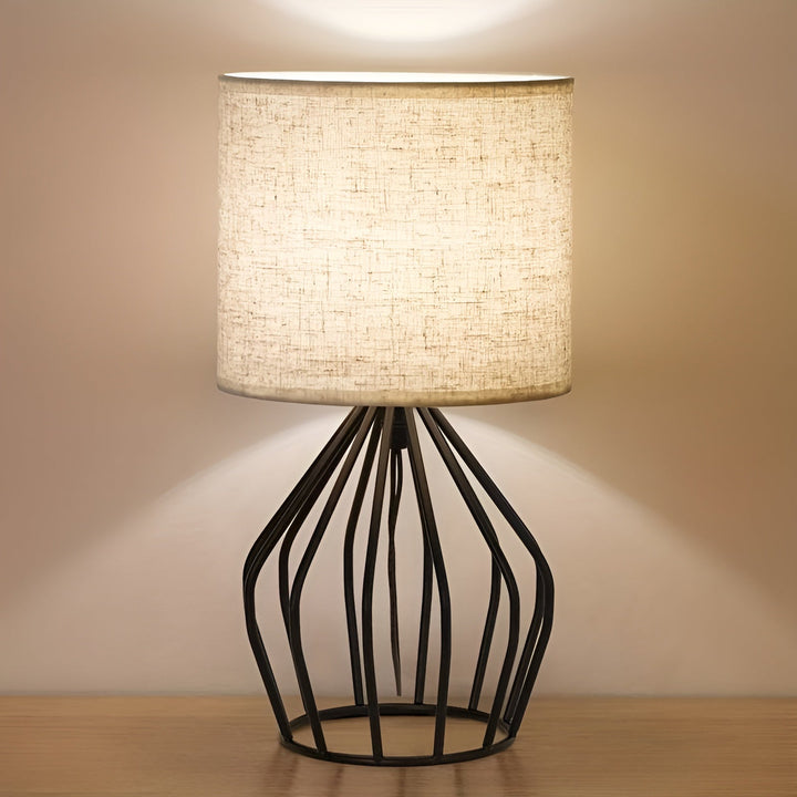 Luvikno | Elegant bordlampe med lin skjerm og metallbase – Perfekt belysning