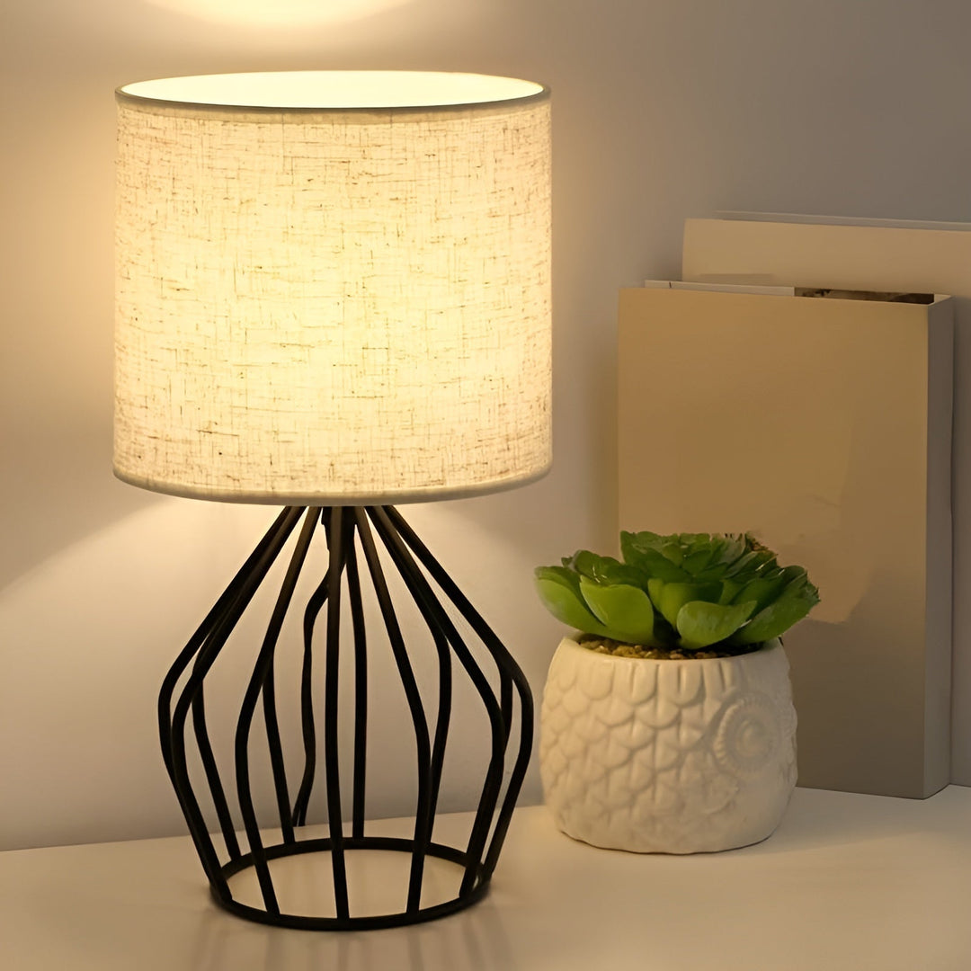 Luvikno | Elegant bordlampe med lin skjerm og metallbase – Perfekt belysning