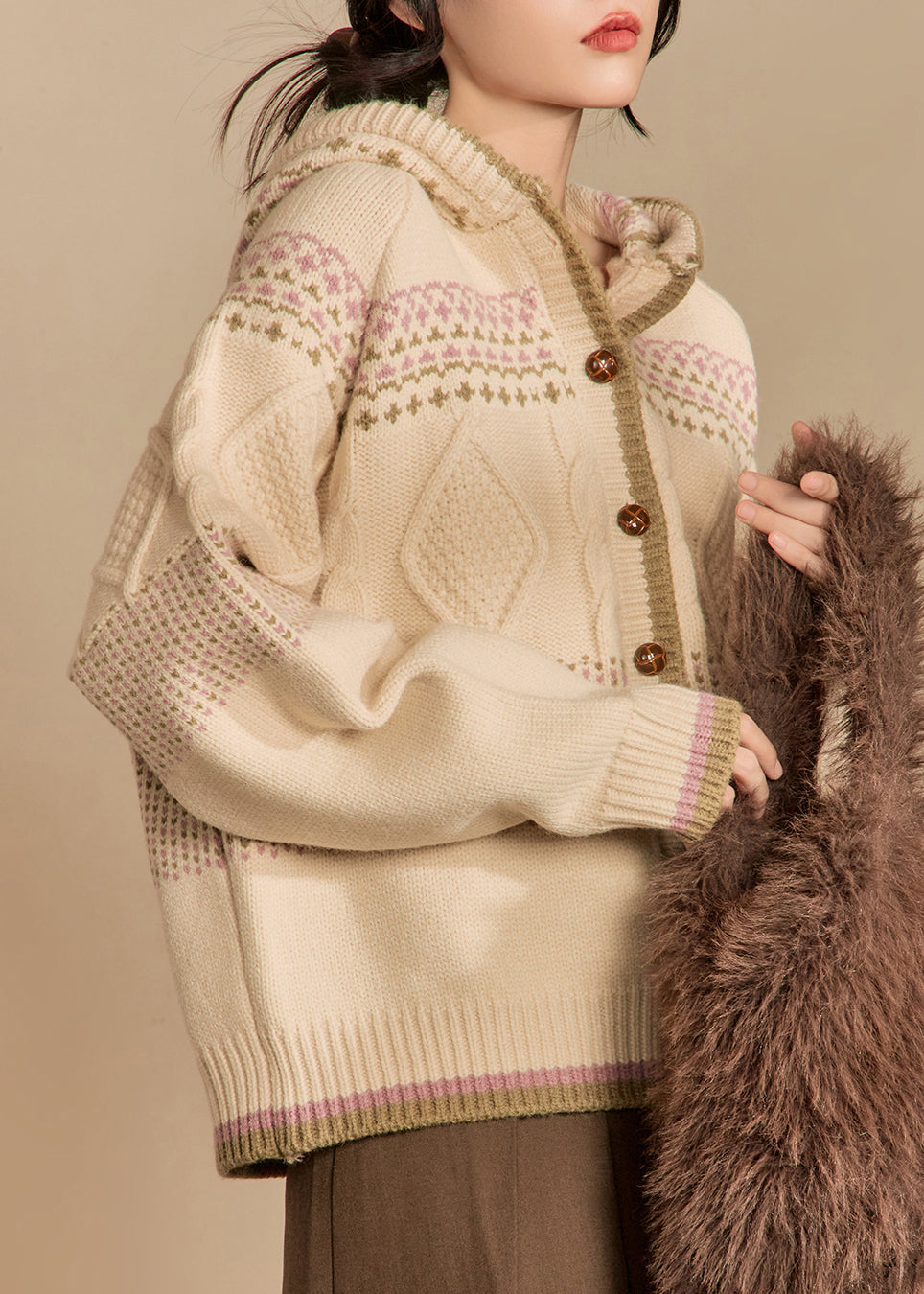 Luvik | Hupparitakki, jossa on neulotut napit ja aprikoosi talvi